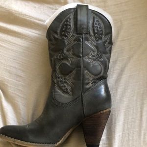 Unused Cowgirl shoes in gray/ black size 8.5